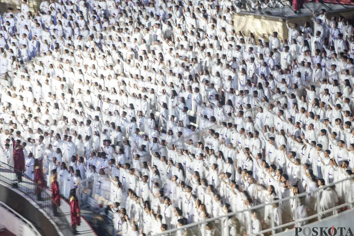 Jemaat berdoa pada perayaan Natal Gereja Tiberias Indonesia di Stadion Utama Gelora Bung Karno, Jakarta Pusat, Sabtu, 6 Desember 2025. (Sumber: Poskota/Bilal Nugraha Ginanjar)