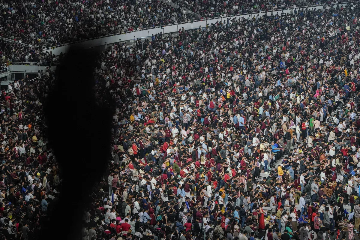 Jemaat berdoa pada perayaan Natal Gereja Tiberias Indonesia di Stadion Utama Gelora Bung Karno, Jakarta Pusat, Sabtu, 6 Desember 2025. (Sumber: Poskota/Bilal Nugraha Ginanjar)