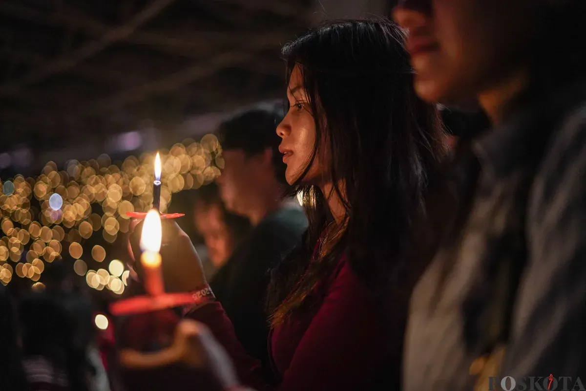 Jemaat berdoa pada perayaan Natal Gereja Tiberias Indonesia di Stadion Utama Gelora Bung Karno, Jakarta Pusat, Sabtu, 6 Desember 2025. (Sumber: Poskota/Bilal Nugraha Ginanjar)