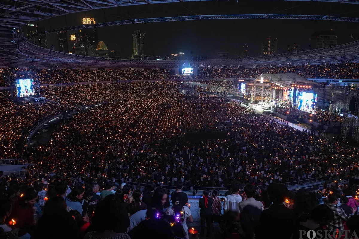 Jemaat berdoa pada perayaan Natal Gereja Tiberias Indonesia di Stadion Utama Gelora Bung Karno, Jakarta Pusat, Sabtu, 6 Desember 2025. (Sumber: Poskota/Bilal Nugraha Ginanjar)