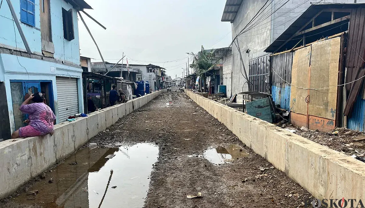Kondisi tanggul mitigasi yang masih dalam tahap pembangunan di RW 22 Kelurahan Muara Angke, Penjaringan, Jakarta Utara, Minggu, 7 Desember 2025. (Sumber: POSKOTA | Foto: Pandi Ramedhan)