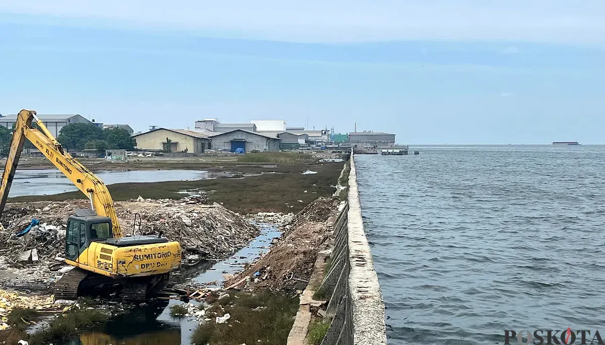 Kondisi tanggul di Pelabuhan Nizam Zachman kawasan Muara Baru, Penjaringan, Jakarta Utara, yang jebol, Minggu, 7 Desember 2025. (Sumber: POSKOTA | Foto: Pandi Ramedhan)