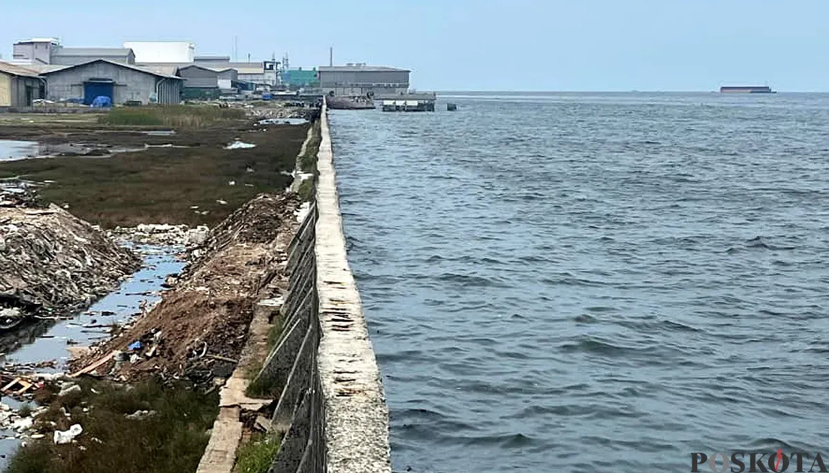 Kondisi tanggul di Pelabuhan Nizam Zachman kawasan Muara Baru, Penjaringan, Jakarta Utara, yang jebol, Minggu, 7 Desember 2025. (Sumber: POSKOTA | Foto: Pandi Ramedhan)