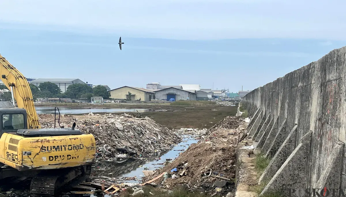 Kondisi tanggul di Pelabuhan Nizam Zachman kawasan Muara Baru, Penjaringan, Jakarta Utara, yang jebol, Minggu, 7 Desember 2025. (Sumber: POSKOTA | Foto: Pandi Ramedhan)