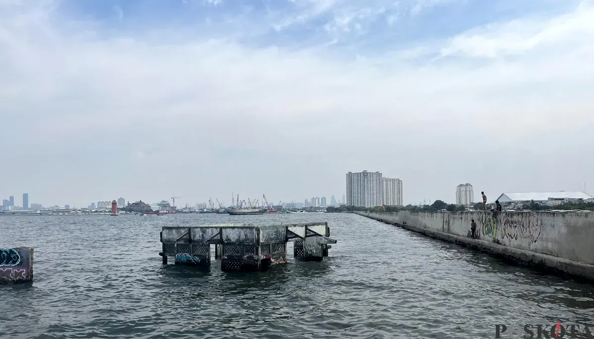 Kondisi tanggul di Pelabuhan Nizam Zachman kawasan Muara Baru, Penjaringan, Jakarta Utara, yang jebol, Minggu, 7 Desember 2025. (Sumber: POSKOTA | Foto: Pandi Ramedhan)