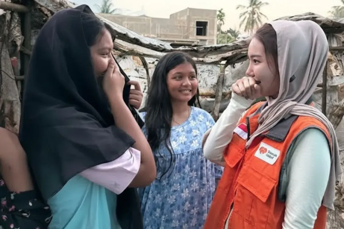 Vilmei bersama dengan para pengungsi korban banjir Sumatra. (Sumber: Instagram)