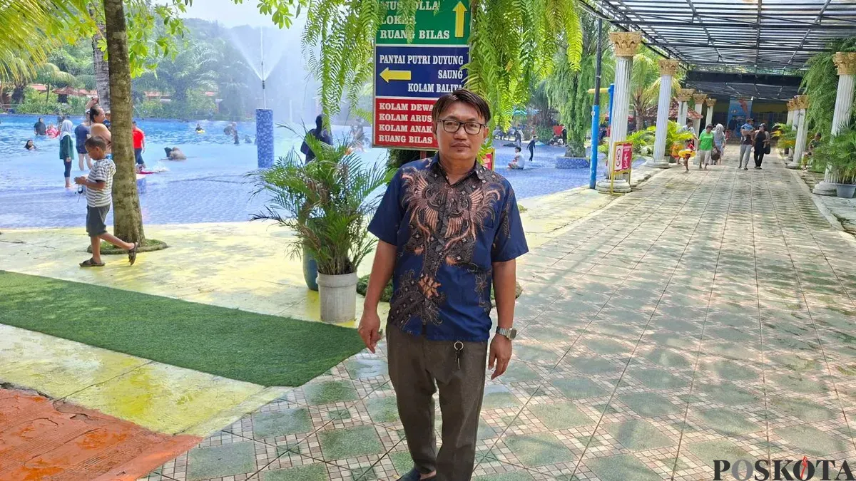 Penjaga keamanan Waterboom Putri Duyung, Bedahan, Sawangan, Kota Depok, melakukan pengecekan wahana, Minggu, 7 Desember 2025. (Sumber: Poskota/Angga Pahlevi)