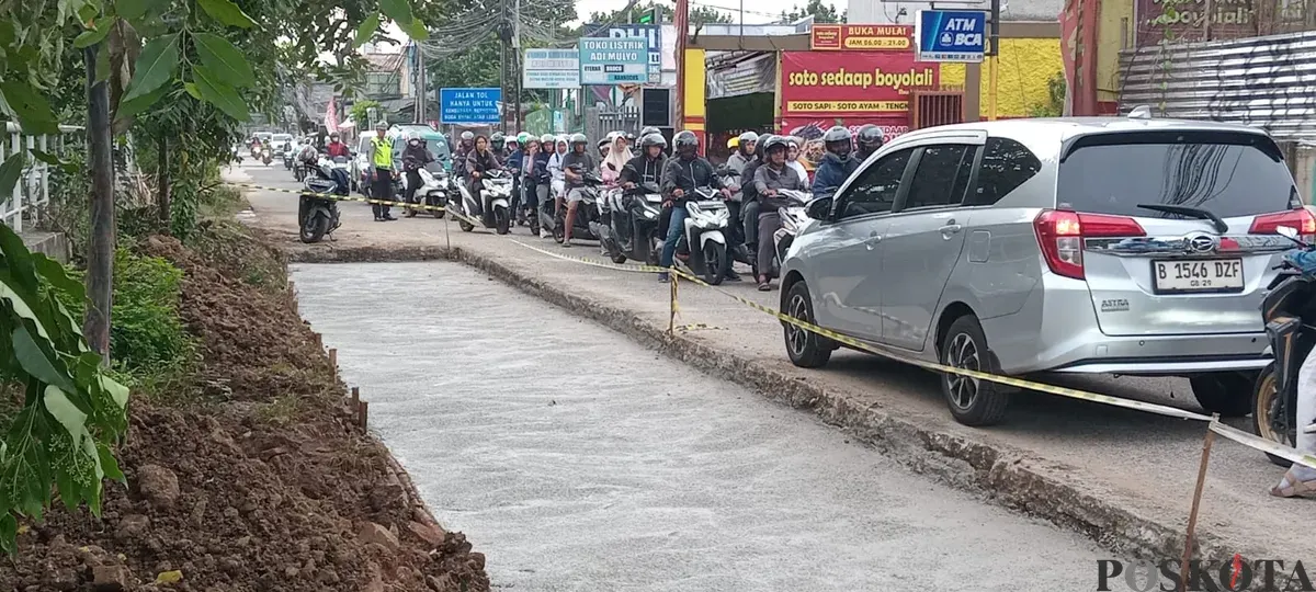 Pengecoran di Jalan Krukut, Kota Depok, membuat arus lalu lintas kawasan tersebut padat. (Sumber: Poskota/Angga Pahlevi)