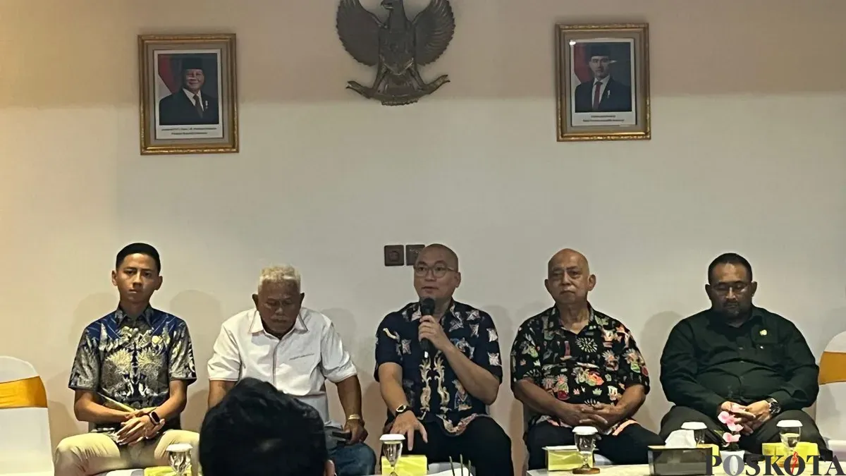 Ketua BK DPRD Jakarta, Yudha Permana menyampaikan pernyataan kepada awak media di gedung DPRD Jakarta, Gambir, Jakarta Pusat, Senin, 8 Desember 2025. (Sumber: Poskota/M. Tegar Jihad)