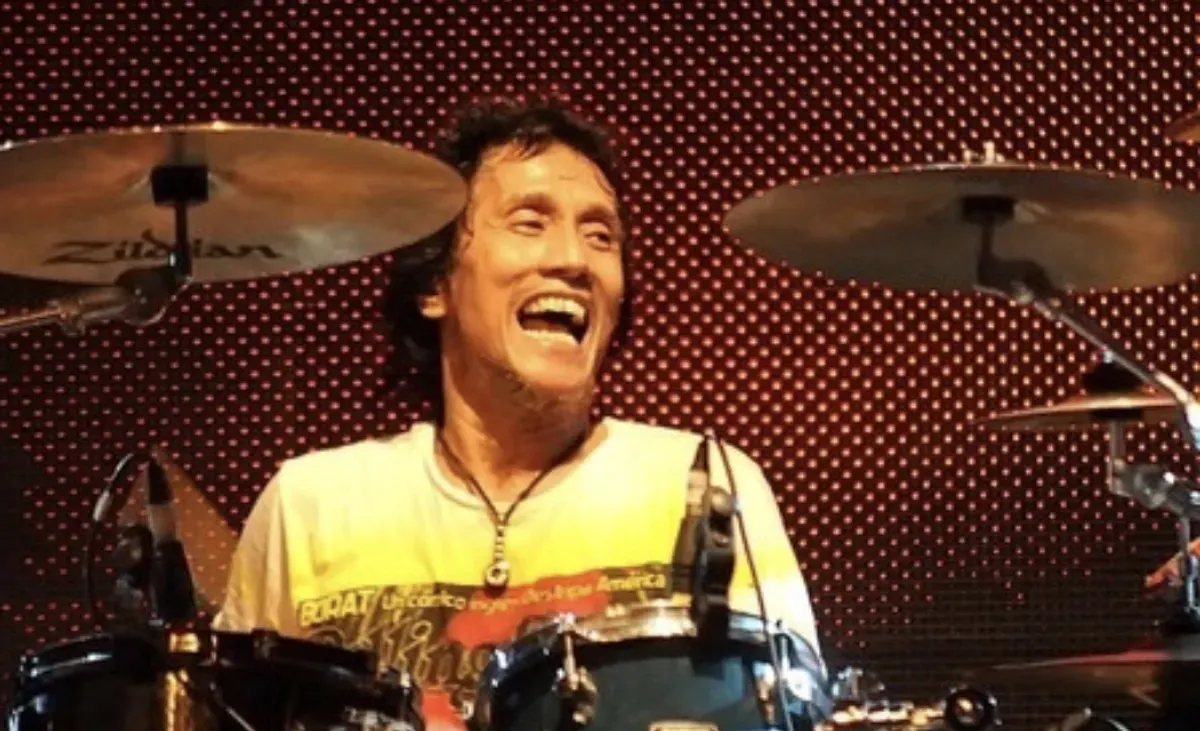 Potret Yaya Moektio saat tampil di atas panggung drummer legendaris dengan karakter kuat dan kontribusi besar bagi musik Indonesia. (Sumber: X/@Ammotsky)