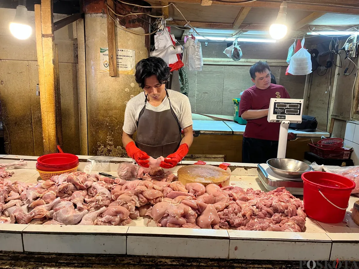 Pedagang daging ayam di pasar Tomang Barat, Grogol Petamburan, Jakarta Barat. (Sumber: Poskota/Pandi Ramedhan)