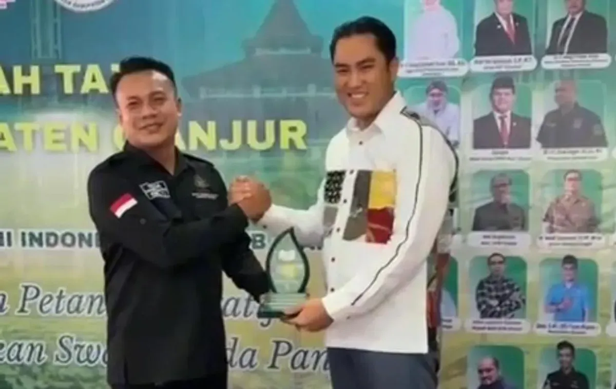 TANI: Anggota DPRD Jabar, Abdul Karim, menerima cinderamata dari Ketua Pemuda Tani Kabupaten Cianjur, Rendi Taufik Ismail usai membuka kegiatan Sekolah Tani di Wisma Pendawa, Ciloto, Kabupaten Cianjur. (Sumber: Istimewa)