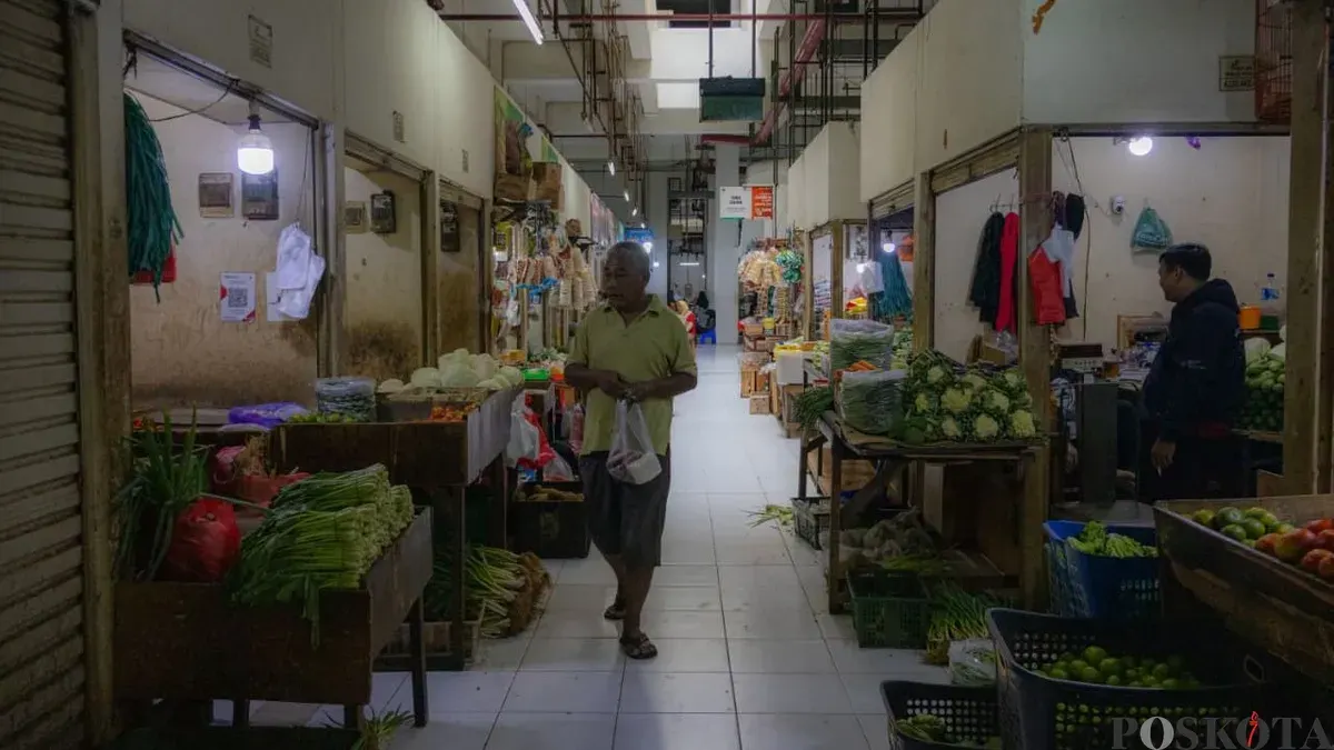 Suasana jual-beli di Pasar Rumput, Jakarta Selatan, Senin, 8 Desember 2025. (Sumber: Poskota/Magang 2)