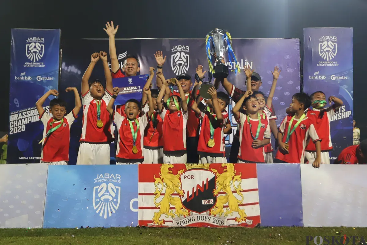 Para pemain dan official SSB Por Uni 1903, mengangkat tropi Champions Series Jabar Junior League. (Sumber: Poskota/Gatot Poedji Utomo)