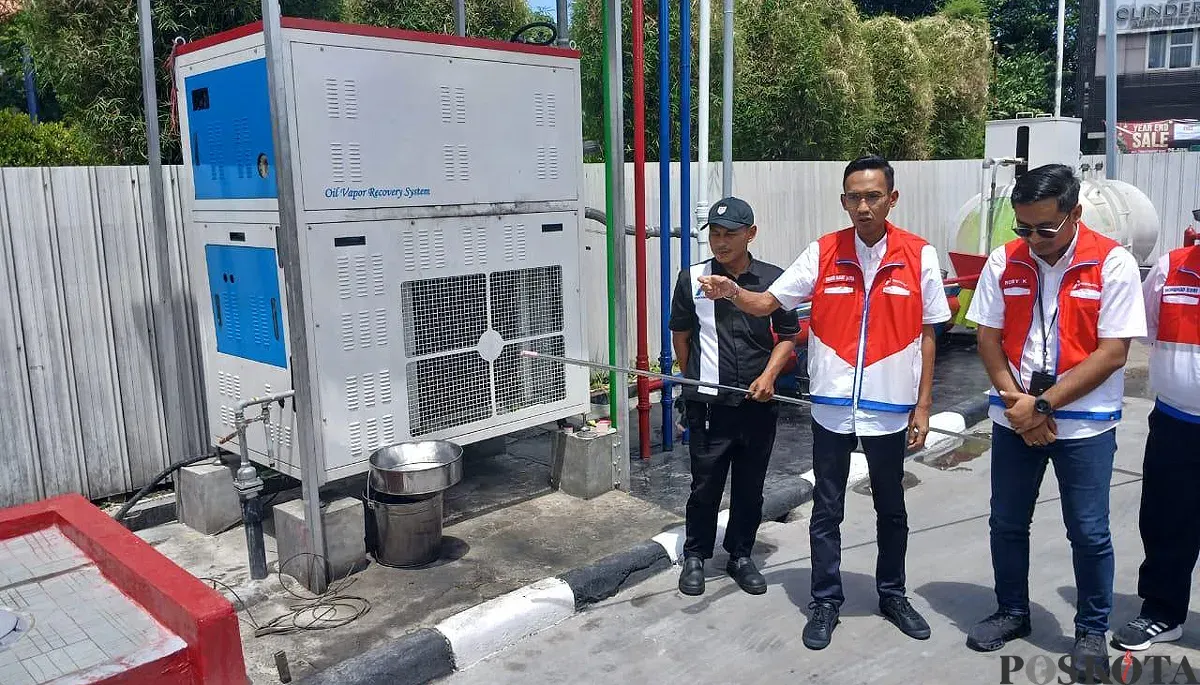 Petugas Pertamina saat melakukan pengecekan kualitas BBM di SPBU kawasan BSD, Kota Tangerang Selatan, Senin, 8 Desember 2025. (Sumber: POSKOTA | Foto: Veronica Prasetio)