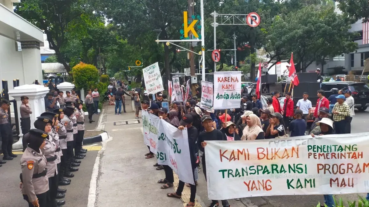 Aksi unjuk rasa warga TPU Kebon Nanas di depan Gedung DPRD Jakarta, Gambir, Jakarta Pusat, Senin, 8 Desember 2025. (Sumber: Dok. Istimewa)