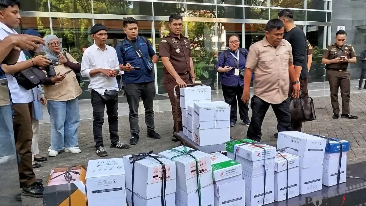 Berkas perkara mantan Mendikbudristek Nadiem Makarim cs dilimpahkan Kejagung ke Pengadilan Tipikor Jakarta Pusat, Senin, 8 Desember 2025. (Sumber: Poskota/Ramot Sormin)