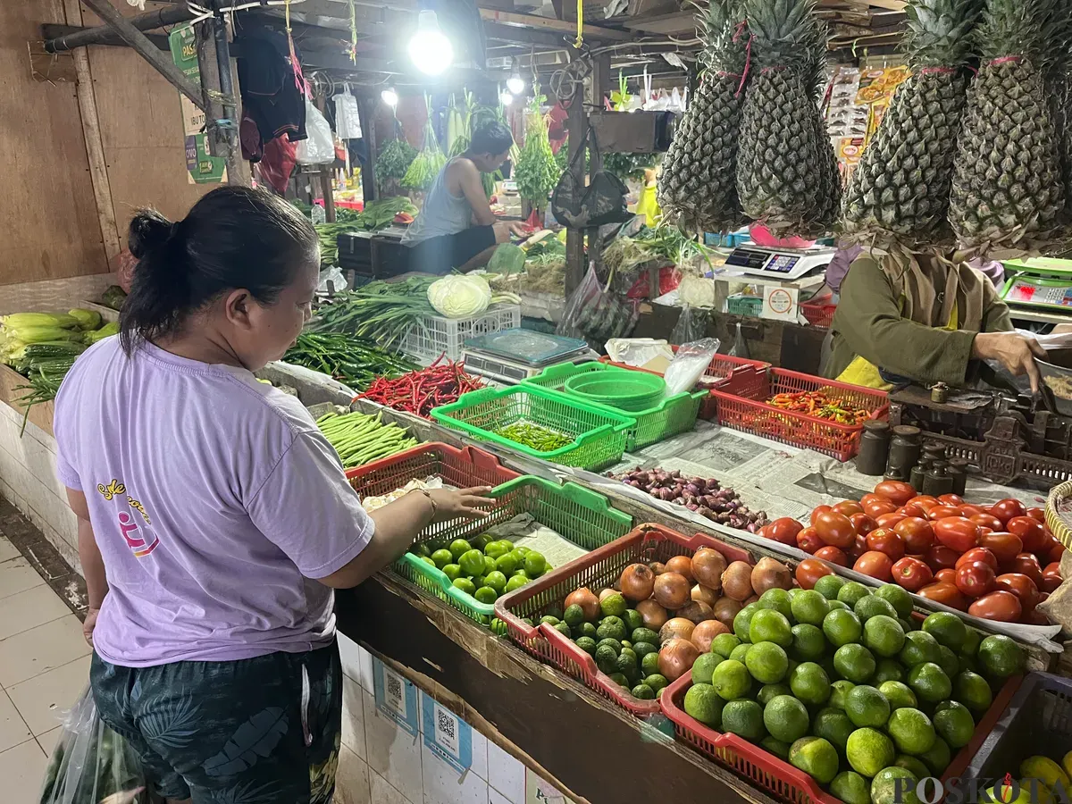 Aktivitas pedagang dan pembeli di pasar tradisional Tomang Barat, Grogol Petamburan, Jakarta Barat, Senin, 8 Desember 2025. (Sumber: Poskota/Pandi Ramedhan)