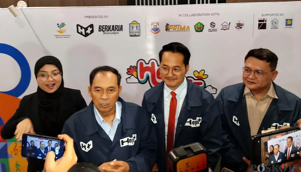 Wali Kota Cimahi, Ngatiyana (kedua kanan) saat menyampaikan keterangan kepada awak media di Kampus Universitas Jenderal Ahmad Yani, Senin, 8 Desember 2025. (Sumber: POSKOTA | Foto: Gatot Poedji Utomo)