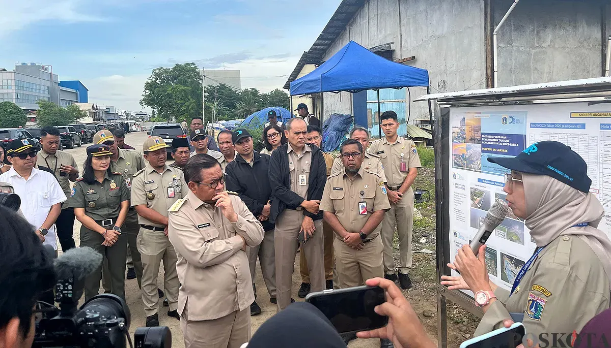 Gubernur Jakarta, Pramono Anung, saat meninjau tanggul yang sempat bocor di Muara Baru, Penjaringan, Jakarta Utara, Senin, 8 Desember 2025. (Sumber: POSKOTA | Foto: M Tegar Jihad)