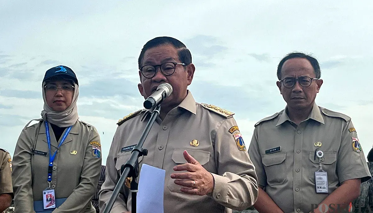Gubernur Jakarta, Pramono Anung (tengah) didampingi Kepala Dinas SDA, Ika Agustin Ningrum (kiri), saat meninjau tanggul di Muara Baru, Penjaringan, Jakarta Utara, Senin, 8 Desember 2025. (Sumber: POSKOTA | Foto: M Tegar Jihad)