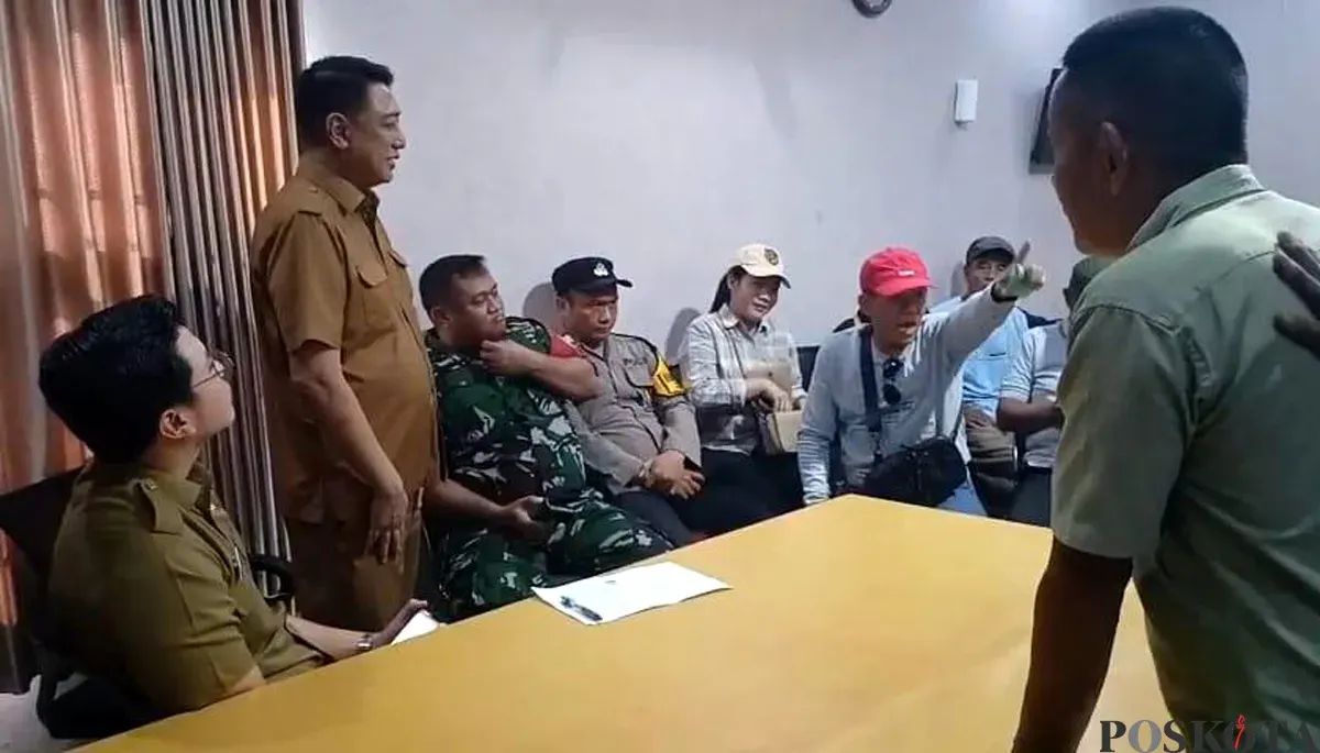 Warga Kampung Curug Serpong saat menggeruduk kantor pengelola TPA Cipeucang, Senin, 8 Desember 2025. (Sumber: POSKOTA | Foto: Veronica Prasetio)