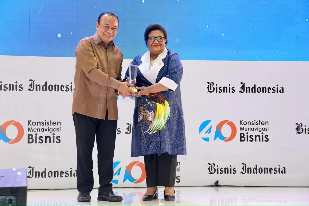 Wakil Menteri Dalam Negeri Ribka Haluk menerima penghargaan Papua Special Autonomy Development Accelerator pada ajang Big 40 Awards 2025 di Jakarta. (Sumber: Puspen Kemendagri)