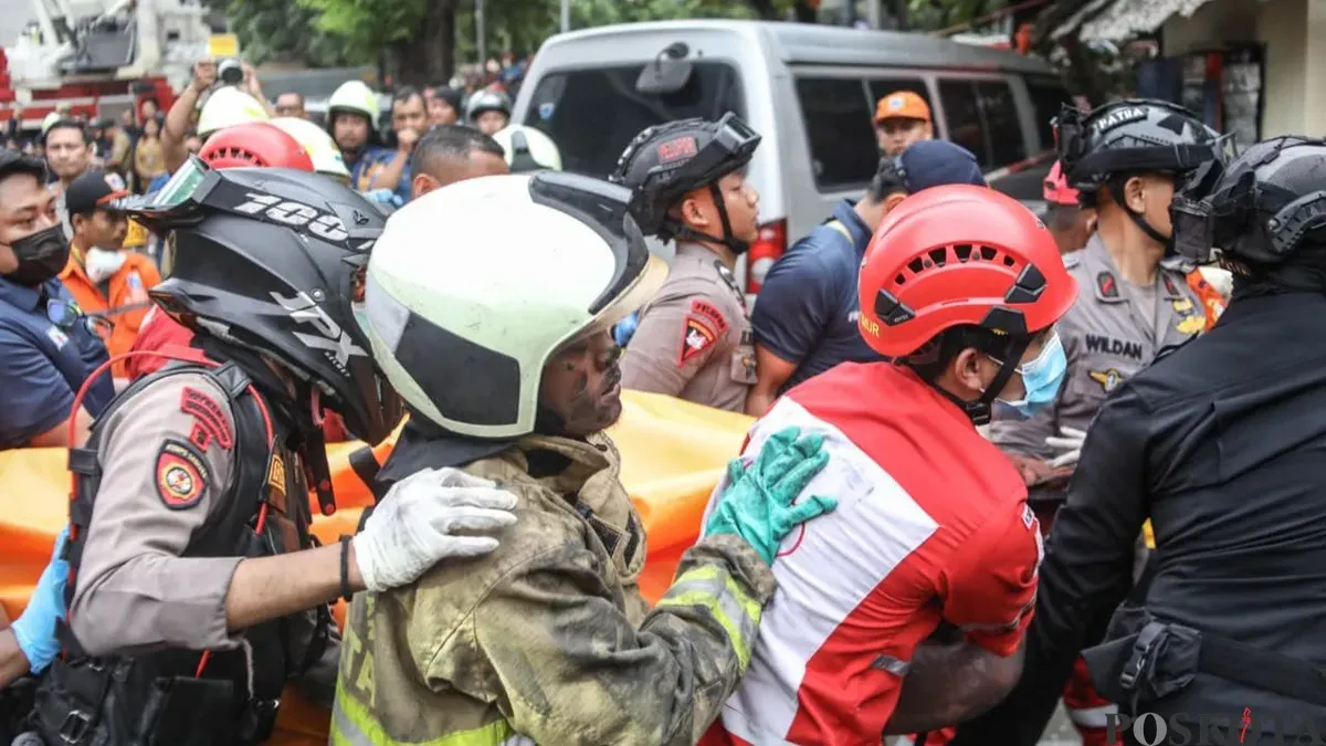 Jenazah korban kebakaran kantor Terra Drone, Jalan Letjen Soeprapto, Cempaka Baru, Kemayoran, Jakarta Pusat, dievakuasi, Selasa, 9 Desember 2025. (Sumber: Poskota/Bilal Nugraha Ginanjar)