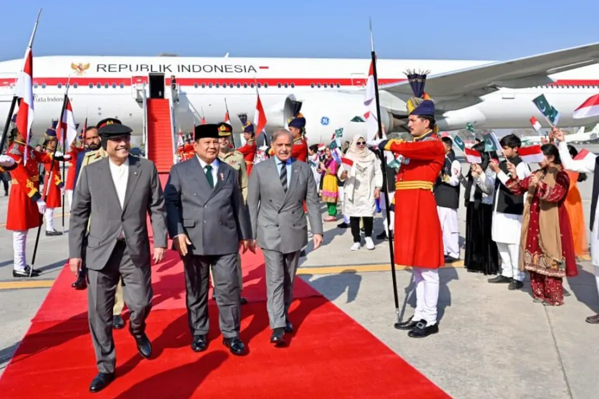 Presiden Prabowo tiba di Islamabad dan dijemput oleh Presiden serta Perdana Menteri Pakistan (Sumber: BPMI Setpres/Laily Rachev)