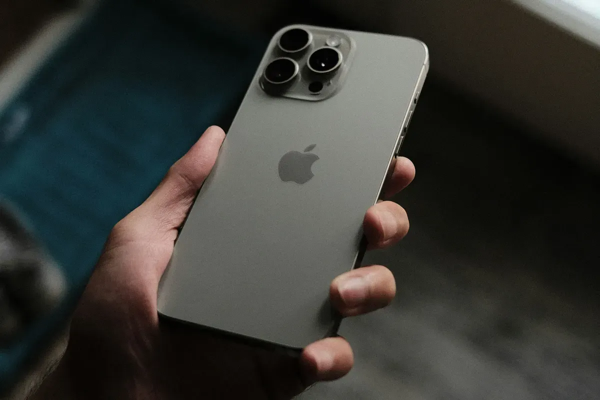 iPhone 15 Pro Max Titanium Gray di iBox. (Sumber: Unsplash/Pascal Brändle)