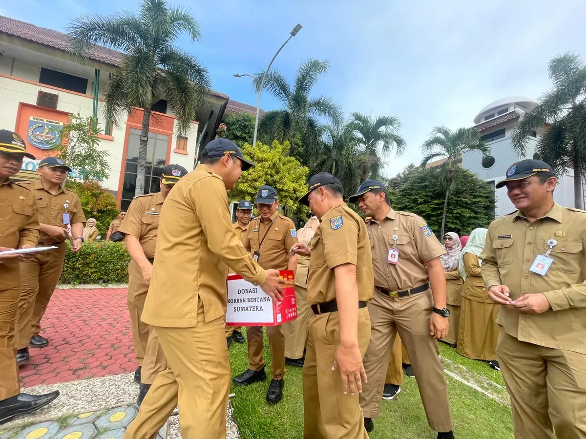 Penyerahan donasi dari penggalangan dana ASN ke Wali Kota Depok untuk bantuan bencana alam Aceh dan Sumatra di Halaman Apel Balaikota Depok. (Sumber: Istimewa)