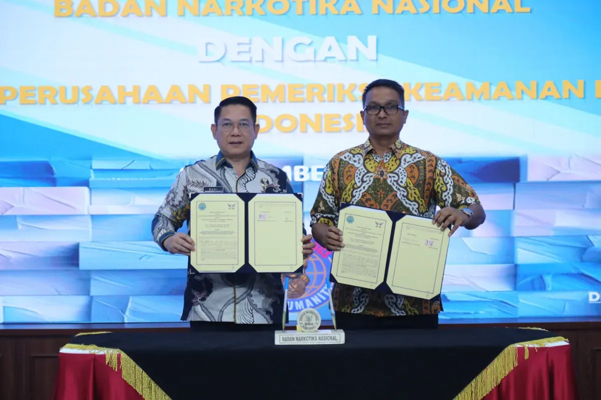 Plt. Deputi Pemberantasan BNN RI, Budi Wibowo, dan Ketua Umum Perkumpulan Pemeriksa Keamanan Kargo dan Pos Indonesia, Ibrahim Sahib, menandatangani PKS pengawasan kargo dan pos di Gedung Tan Satrisna BNN, Cawang. (Sumber: Biro Humas dan Protokol BNN)
