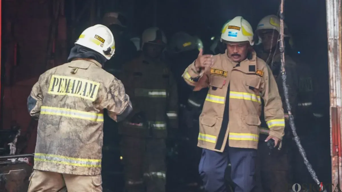 Petugas menyisir gedung Terra Drone, Jalan Letjen Soeprapto, Cempaka Baru, Kemayoran, Jakarta Pusat, Selasa, 9 Desember 2025. (Sumber: Poskota/Bilal Nugraha Ginanjar)