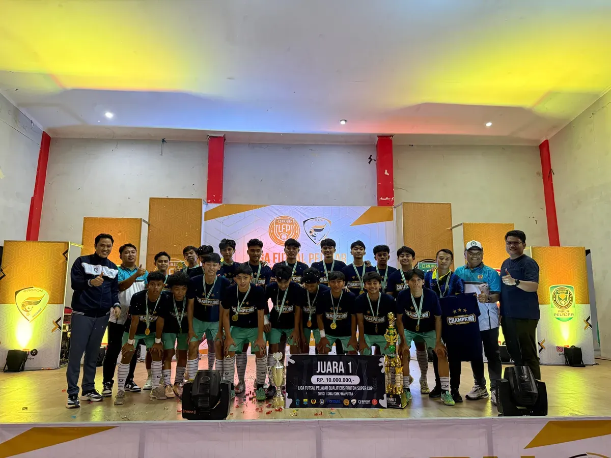 JUARA: Anggota DPRD Jabar, Abdul Karim, bersama tim SMAN 1 Cianjur yang menjadi juara Liga Futsal Pelajar Proton Series Championship 2025. (Sumber: Istimewa)