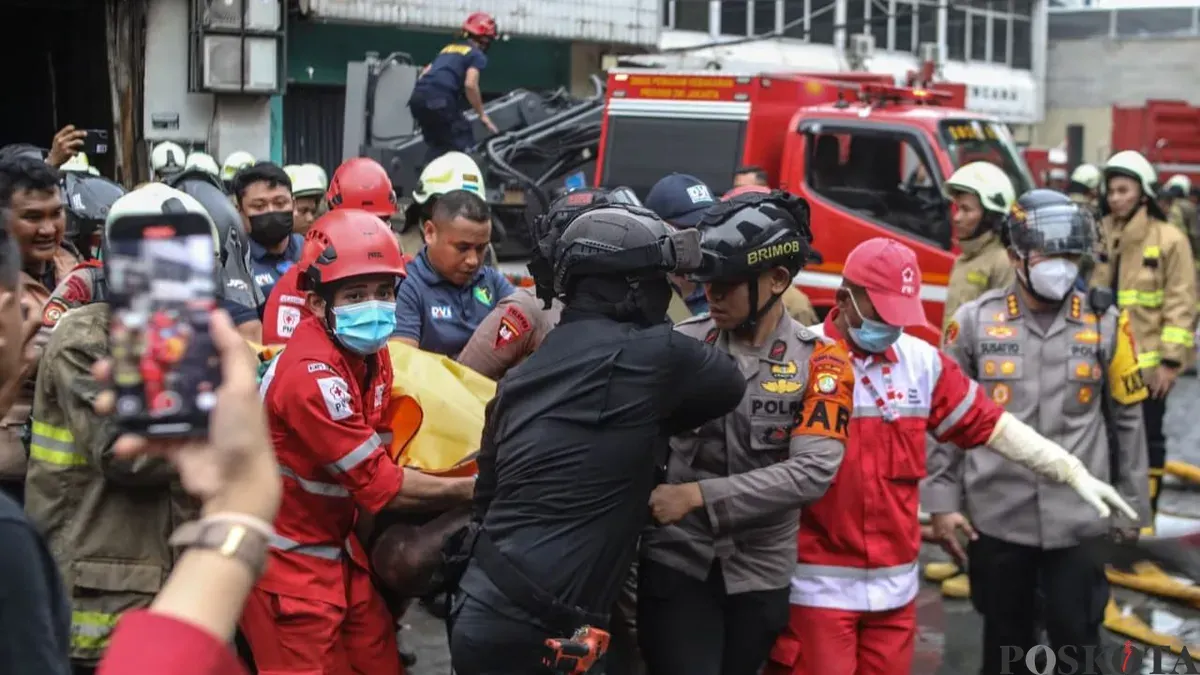 Petugas mengevakuasi jenazah korban kebakaran kantor Terra Drone, Jalan Letjen Soeprapto, Cempaka Baru, Kemayoran, Jakarta Pusat, Selasa, 9 Desember 2025. (Sumber: Poskota/Bilal Nugraha Ginanjar)