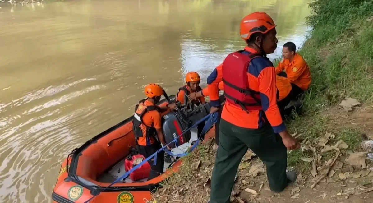 Tim SAR gabungan saat melakukan pencarian korban tenggelam akibat terseret arus Sungai Ciujung, Lebak. (Sumber: Dok. BPBD Lebak)