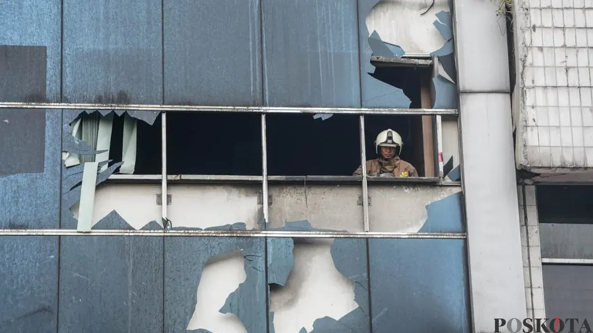 Salah seorang petugas berada di gedung kebakaran kantor Terra Drone, Jalan Letjen Soeprapto, Cempaka Baru, Kemayoran, Jakarta Pusat, Selasa, 9 Desember 2025. (Sumber: Poskota/Bilal Nugraha Ginanjar)