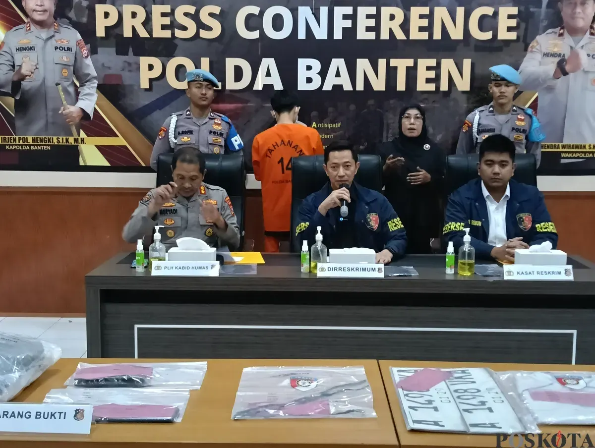 Dirreskrimum Polda Banten Kombes Dian Setyawan memberikan keterangan pres kasus pencurian dengan kekerasan dan pembunuhan. (Sumber: Poskota/Rahmat Haryono)