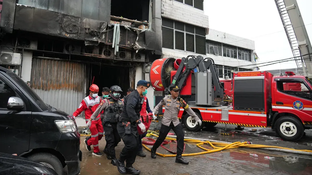 Potret evakuasi korban kebakaran kantor Terra Drone, Kemayoran, Jakarta Pusat pada Selasa, 9 Desember 2025. (Sumber: X/@rapid_reveal)