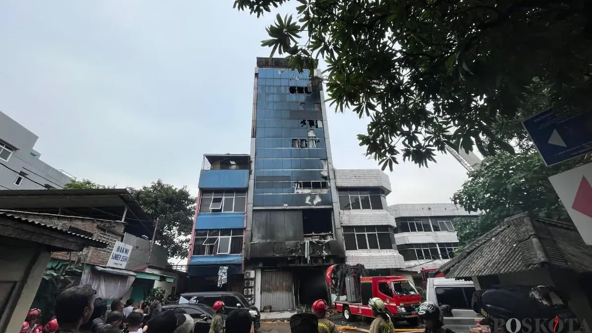 Kantor Terra Drone terbakar, Jalan Letnan Jendral Suprapto 160 A, Cempaka Baru, Kemayoran, Jakarta Pusat, Selasa, 9 Desember 2025. (Sumber: Poskota/Pandi Ramedhan)