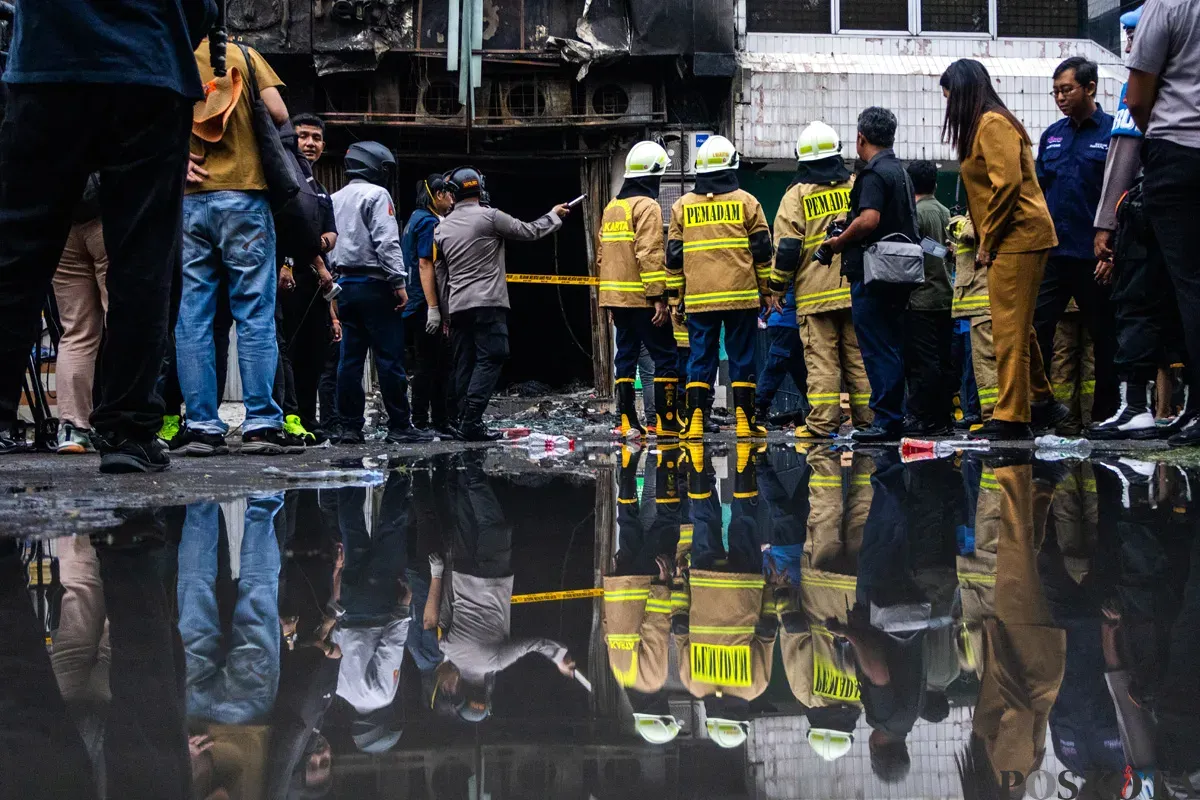 Situasi pascakebakaran hebat yang terjadi di Gedung Terra Drone, Kemayoran, Jakarta Pusat, Selasa, 9 Desember 2025. (Sumber: POSKOTA | Foto: Dhiya Ahmad Fauzan/M2)