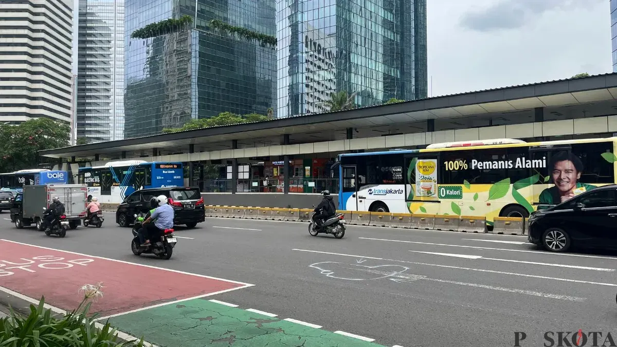 Tempat VP Sekretaris SKK Migas, Hudi Dananjoyo Suryodipuro, 48 tahun, tewas kecelakaan saat bersepeda di Jalan Jenderal Sudirman, Tanah Abang, Jakarta Pusat, Selasa, 9 Desember 2025. (Sumber: Poskota/Pandi Ramedhan)
