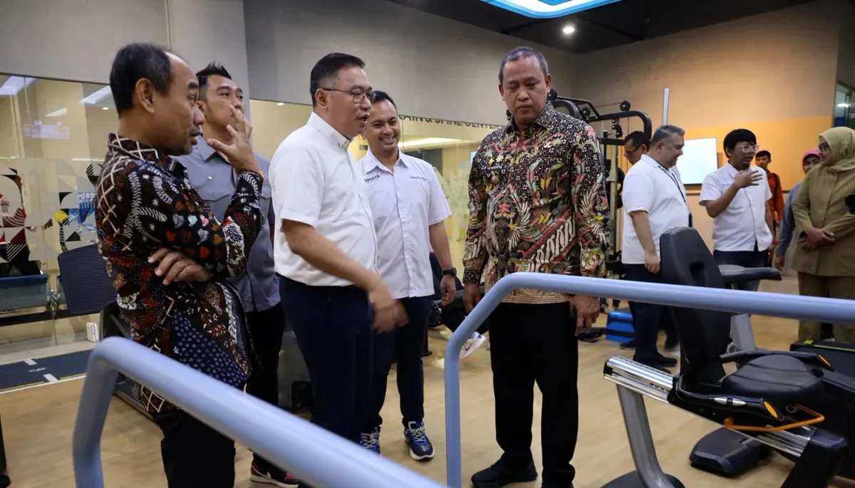 Wali Kota Bekasi, Tri Adhianto, meninjau fasilitas pelayanan kesehatan dan perawatan atlet di Rumah Sakit Primaya Hospital. (Sumber: Dok Humas Pemkot Bekasi)