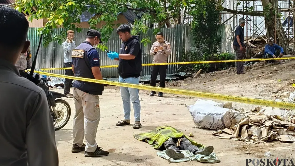 Seorang pengumpul rongsokan ditemukan tidak bernyawa di Kantor PU kawasan Puspemkab Tangerang, Kelurahan Kadu Agung, Kecamatan Tigaraksa, Kabupaten Tangerang, Selasa, 9 Desember 2025. (Sumber: Poskota/Veronica Prasetio)