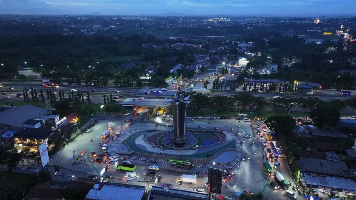 Tugu Pancakarsa di Tugu Pancakarsa, Simpang Sirkuit Sentul, Kecamatan Babakan Madang, Kabupaten Bogor, ditambah ornamen kujang. (Sumber: Dok. Pemkab Bogor)
