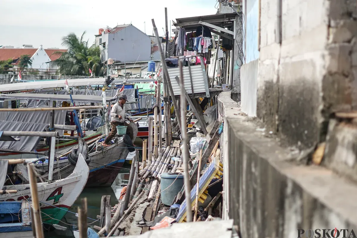 Warga berkatifitas dibalik tanggul laut, Penjaringan, Jakarta, Utara, Senin, 8 Desember 2025. (Sumber: Poskota/Bilal Nugraha Ginanjar)