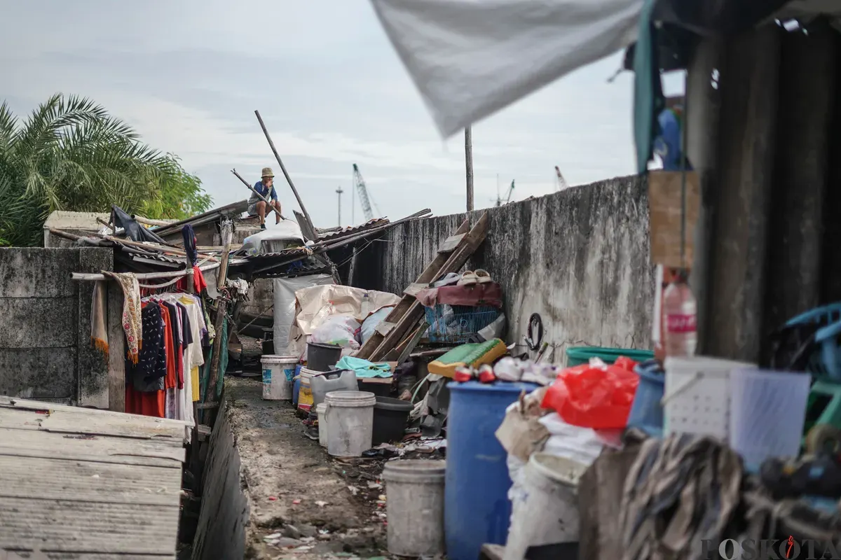 Warga berkatifitas dibalik tanggul laut, Penjaringan, Jakarta, Utara, Senin, 8 Desember 2025. (Sumber: Poskota/Bilal Nugraha Ginanjar)