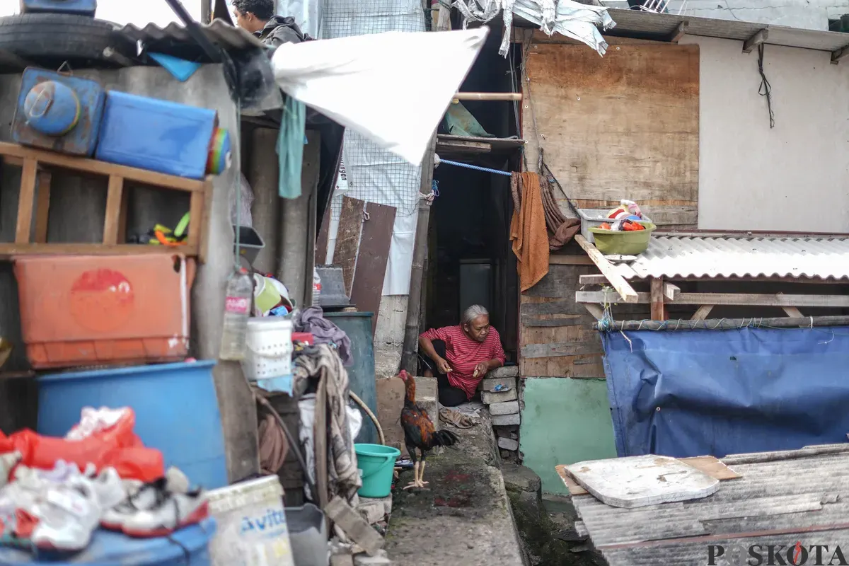 Warga berkatifitas dibalik tanggul laut, Penjaringan, Jakarta, Utara, Senin, 8 Desember 2025. (Sumber: Poskota/Bilal Nugraha Ginanjar)