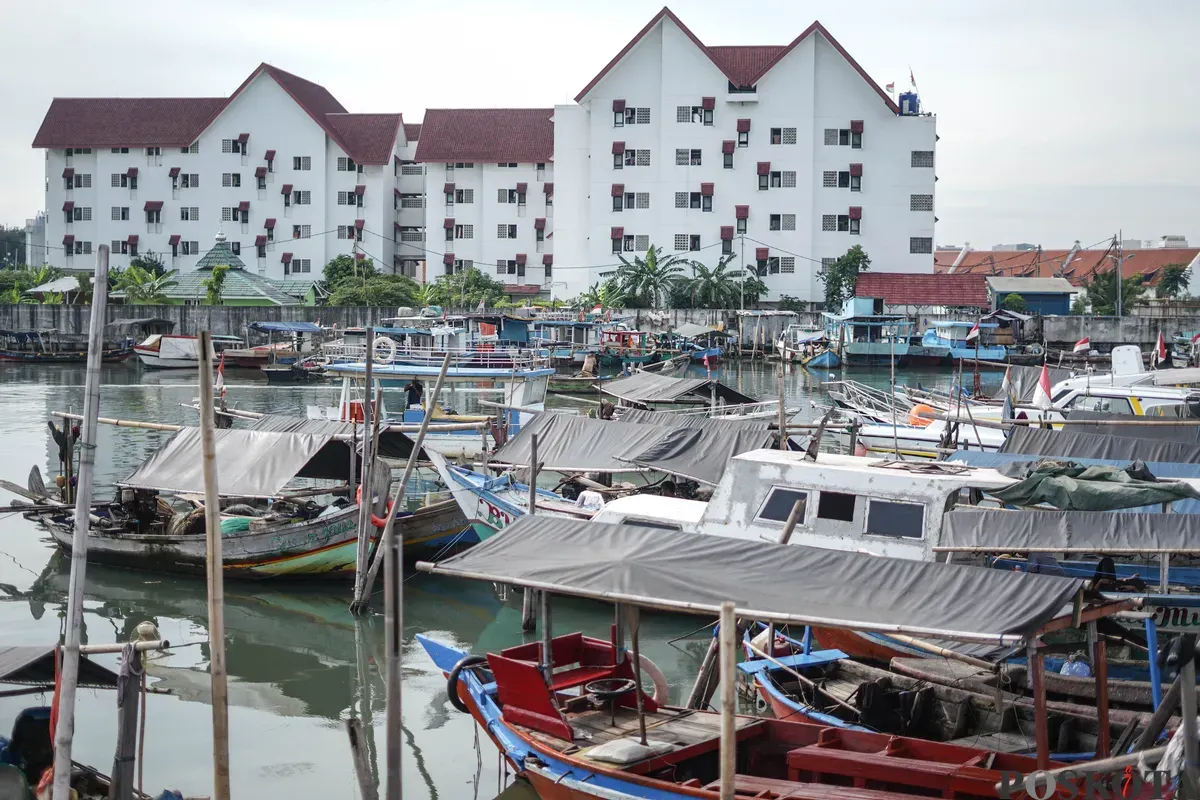 Warga berkatifitas dibalik tanggul laut, Penjaringan, Jakarta, Utara, Senin, 8 Desember 2025. (Sumber: Poskota/Bilal Nugraha Ginanjar)
