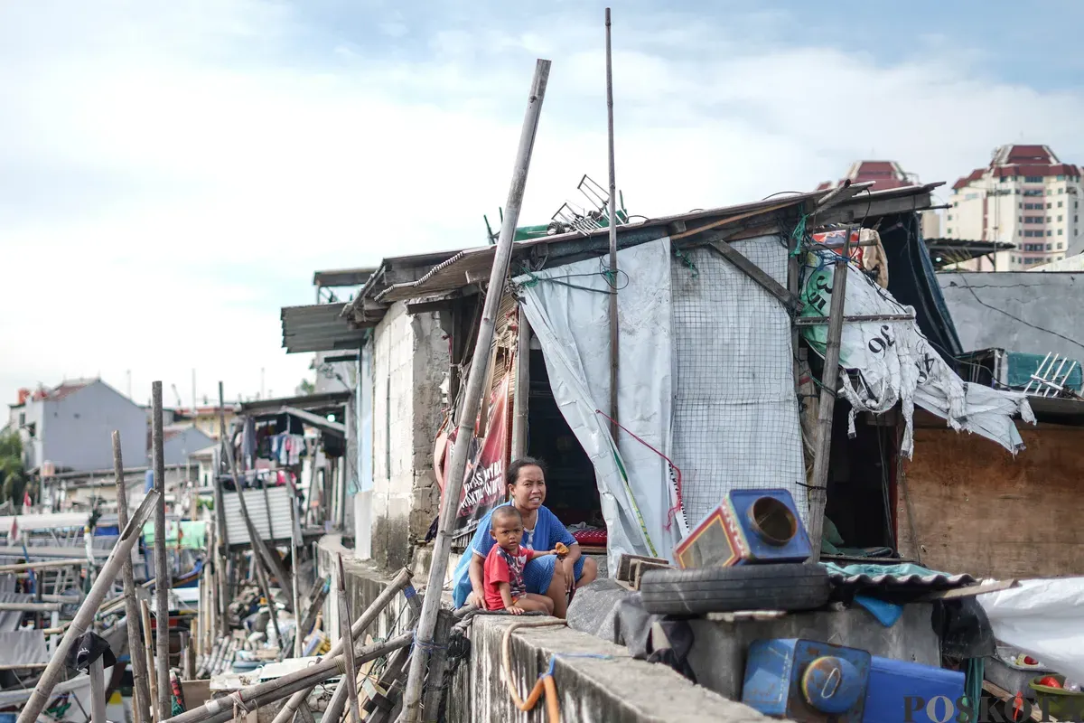Warga berkatifitas dibalik tanggul laut, Penjaringan, Jakarta, Utara, Senin, 8 Desember 2025. (Sumber: Poskota/Bilal Nugraha Ginanjar)